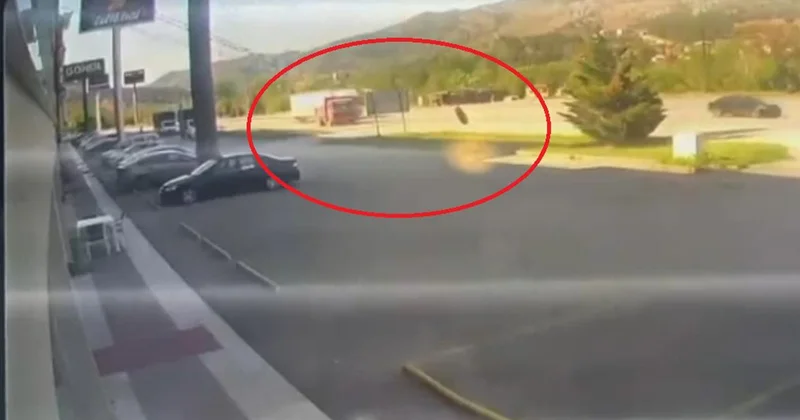 Kamyondan kopan tekerin mağazaya daldığı anlar kamerada