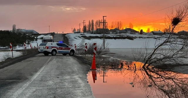 Karayazı da gölet taştı, yol ulaşıma kapatıldı Erzurum Haberleri