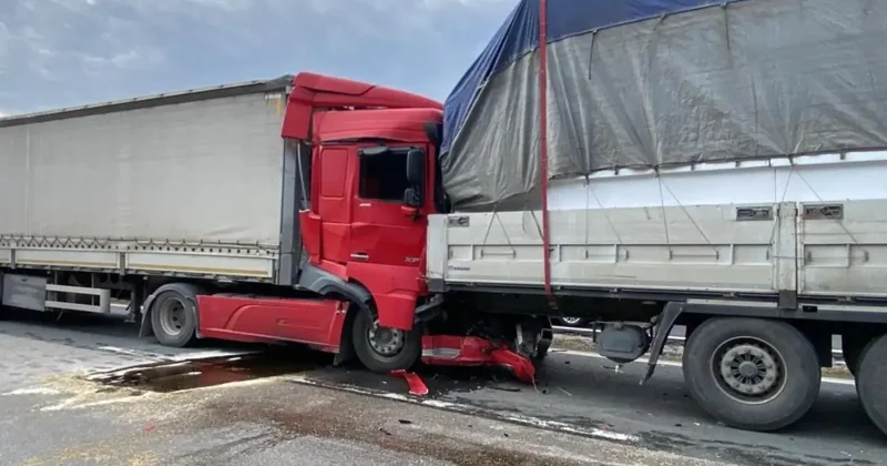 Kocaeli TEM de 6 tır birbirine girdi: Ankara yönü trafiğe kapandı