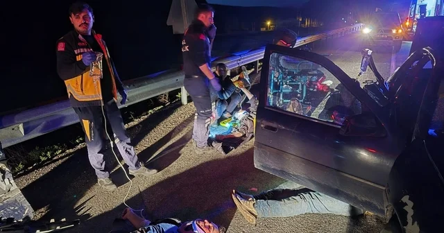 Van da kaçak göçmenleri taşıyan otomobil kaza yaptı: 7 yaralı Van Haberleri