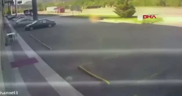 Kamyondan kopan tekerlek 300 metre yuvarlanıp mağazaya daldı