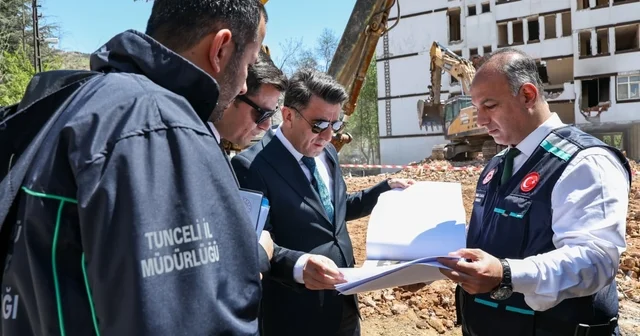 Tunceli de dev kentsel dönüşüm projesi resmen başladı Eski belediye binası yıkılıyor: Tunceli ye 3 yeni meydan ve dev otopark geliyor Tunceli Haberleri