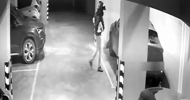 Ümraniye de park halindeki otomobilden 2 kilo altın ve 60 bin Avro çalan şüpheli kamerada