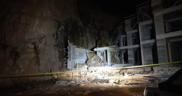 Gümüşhane de yamaçtan kopan dev kayalar, inşaat halindeki binanın üstüne düştü Gümüşhane Haberleri