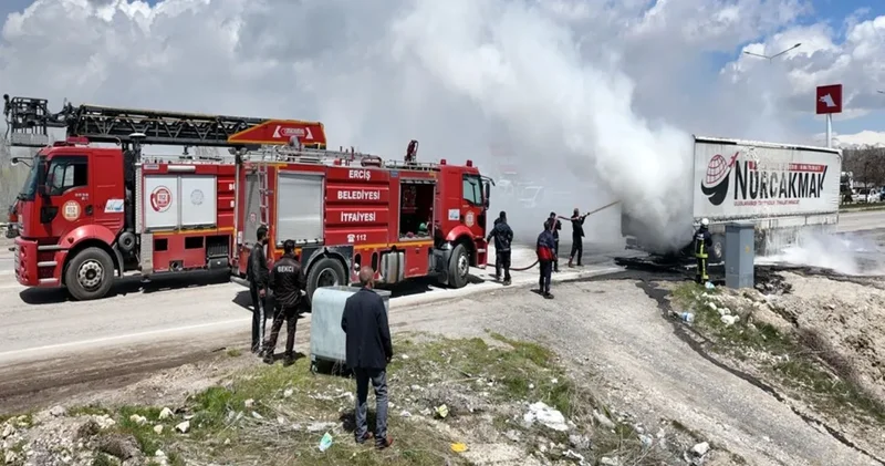Seyir halindeydi: Gübre yüklü TIR’ın dorsesi alev aldı