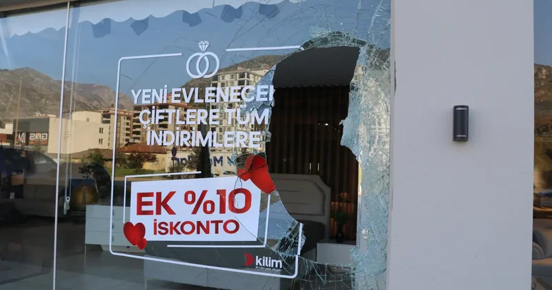 Amasya da kamyonun yerinden çıkan tekerleği mobilya mağazasına girdi