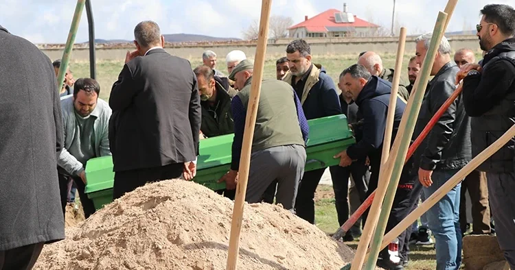 Köpeklerin saldırısında hayatını kaybeden küçük Hamza, toprağa verildi