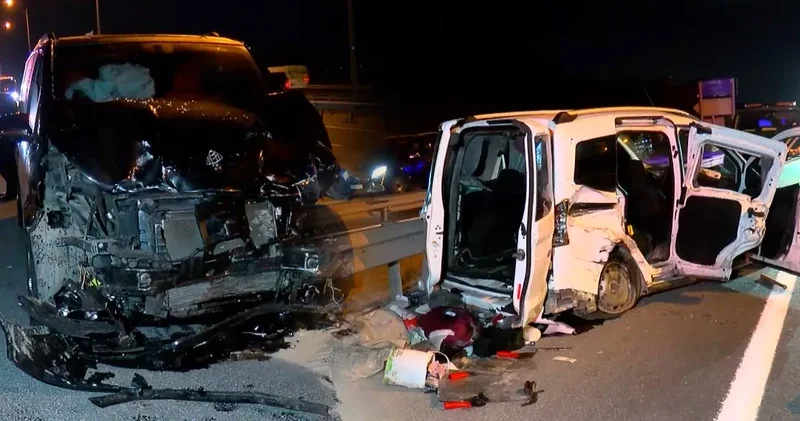 Eyüpsultan da feci kaza! Hafif ticari araç ile minibüs çarpıştı: 4 yaralı