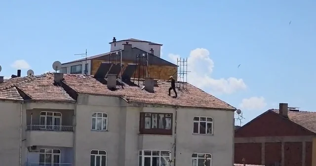 Çatıda tehlikeli çalışma, kameraya yansıdı Elazığ Haberleri