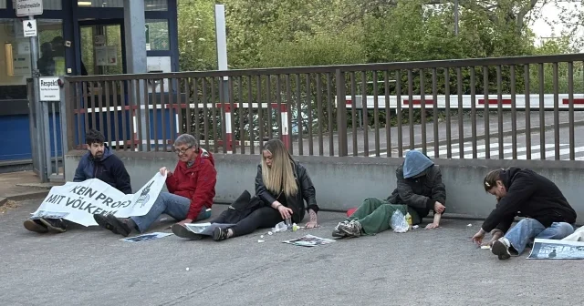 Filistin destekçileri İsrail’e mühimmat üreten Rheinmetall şirketini protesto etti: Ellerini yapıştırıp girişi kapattılar VİDEO İZLE