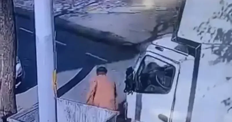 Avcılar’da kargo aracından cep telefonu hırsızlığı kamerada