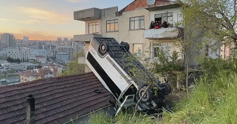 Minibüs evin çatısına uçtu