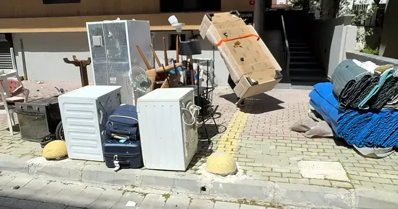 Kiracı olduğu ev icradan satıldı; yurt dışından döndüğünde eşyalarıyla sokakta kaldı