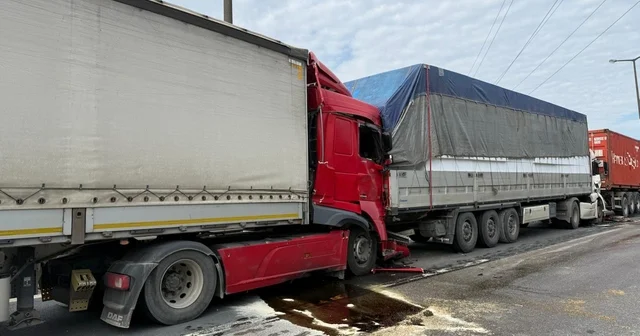 Anadolu Otoyolu nda zincirleme kaza nedeniyle Ankara istikametinde ulaşım aksadı Kocaeli Haberleri