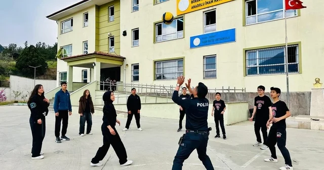Polis, öğrencilerin voleybol heyecanına ortak oldu Adana Haberleri