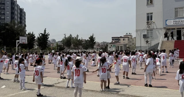 Yüzlerce öğrenciden Arda Güler e 10 numara davet Tarsus ta yaklaşık 400 öğrenci, Arda Güler i okullarına davet etti Mersin Haberleri