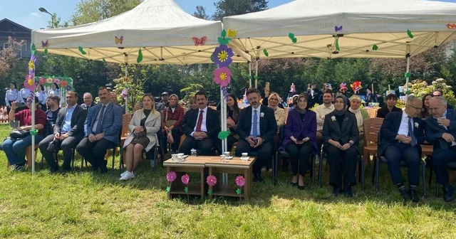 Minik öğrenciler hayallerini kağıda çizdi Hayallerim kağıtta resim şenliği renkli görüntülere sahne oldu Düzce Haberleri