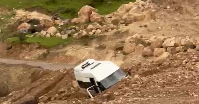 Siirt te heyelan: Minibüs mahsur kaldı Siirt Haberleri