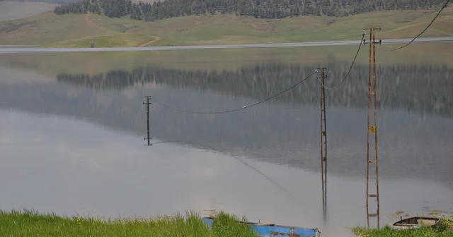 Tahtaköprü Barajı kıyısındaki elektrik direkleri, 52 yıl sonra ilk kez suya gömüldü Gaziantep Haberleri
