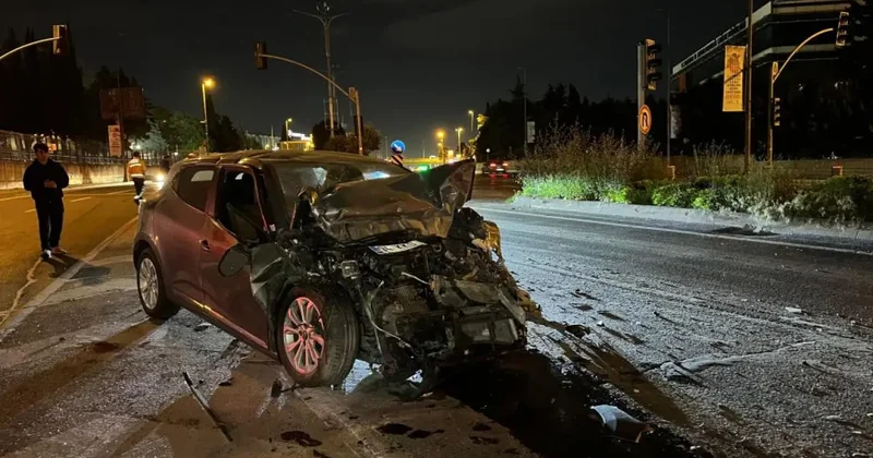 Bakırköy’de seyir halindeki otomobil, tıra arkadan çarptı: 1 yaralı