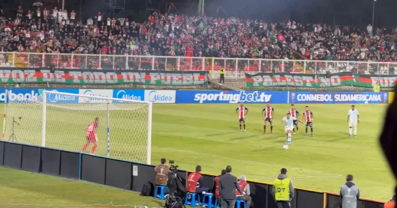 Galatasaray ın eski yıldızı imkansızı başardı! 3 kez üst üste penaltı kaçırdı Sözcü Gazetesi