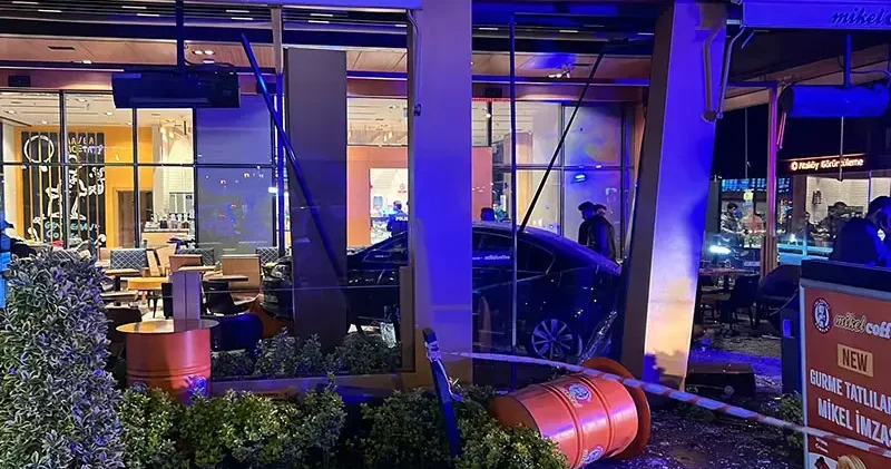 Bakırköy de otomobil kafedeki müşterilerin arasına daldı: 6 yaralı