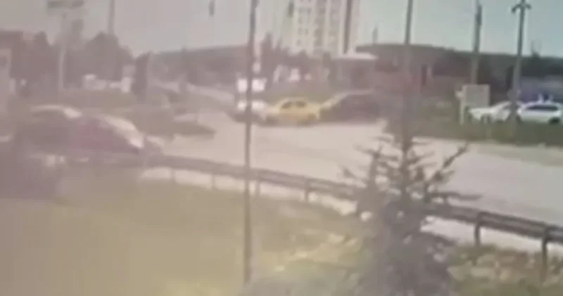 Hasta taşıyan ambulans taksiyle çarpıştı: Yaralılar var