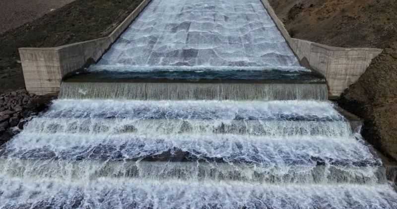Kızılırmak üzerindeki ilk baraj tamamen doldu: Kapaklar açıldı