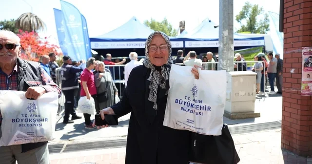 Aydın Büyükşehir Belediyesi binlerce fideyi Nazilli de vatandaşlara dağıttı Aydın Haberleri
