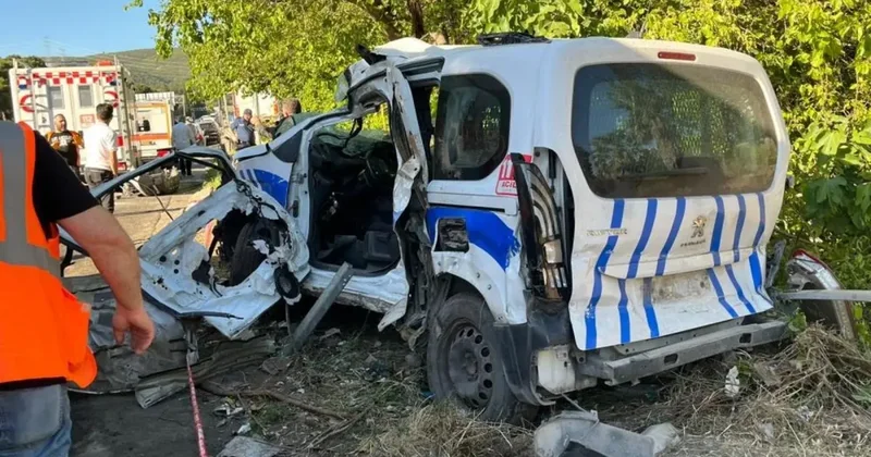 İzmir de 1 i polis 3 kişinin hayatını kaybettiği kazada lojistik firmasının sahibi gözaltına alındı