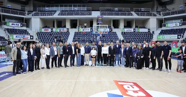 Merkezefendi Basketbol Takımı eğitime destek amacıyla parkeye çıktı Denizli Haberleri