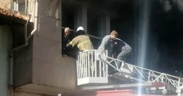 Alevlerin sardığı evde can pazarı: Yaşlı çift son anda itfaiye ekiplerince kurtarıldı Çiftin alevler arasından çıkarılışı kameralara anbean yansıdı 2 katlı müstakil evin alev alev yandığı anlar cep telefonu kameralarına yansıdı Isparta Haberleri