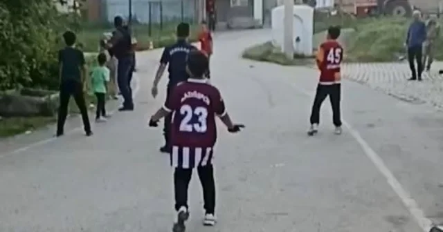 Elazığ da gönülleri ısıtan maç: Jandarma ve çocuklar aynı sahada buluştu Elazığ Haberleri