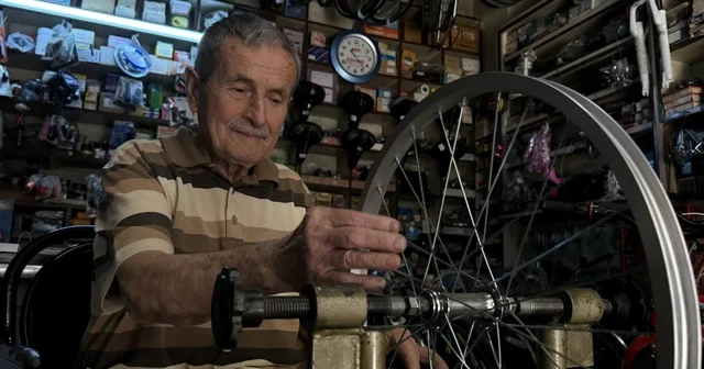 72 yıllık mesleğini, 85 yaşında ilk günkü heyecanla sürdürüyor Kocaeli Haberleri