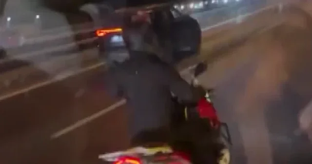 FSM Köprüsü çıkışında motosiklet sürücüsü dehşeti: Yolcuların içinde olduğu otobüsün camını patlattı VİDEO İZLE