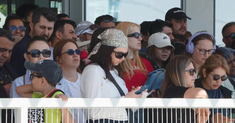 İstanbul da bugün 12 bin kişi aynı yere akın etti: Uzun kuyruklar oluştu Sözcü Gazetesi