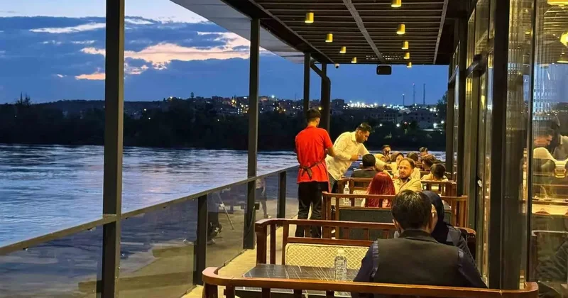 Ziyaretçiler Fırat Nehri kenarına akın etti