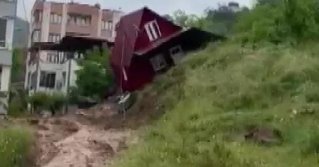 Aşırı yağışa dayanamayan prefabrik ev yumuşayan toprakta böyle kaydı VİDEO İZLE