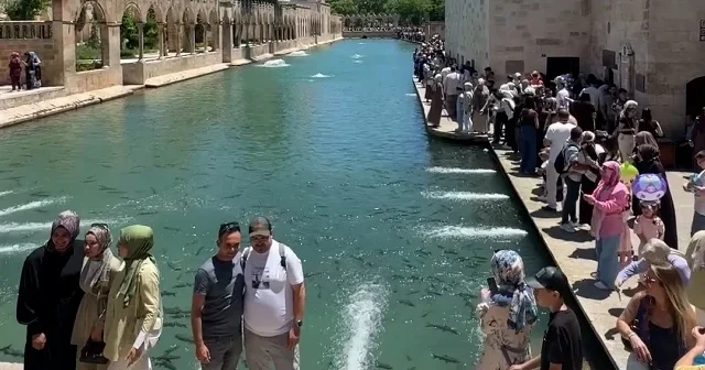 Balıklıgöl’de bayram bereketi: Ziyaretçi akını yaşanıyor VİDEO İZLE