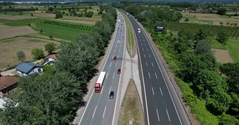 Anadolu Otoyolu Sakarya geçişinde trafik havadan görüntülendi