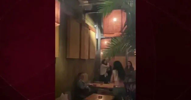 Kadına şiddet uygulayan oyuncu Ozan Güven Kadıköy deki mekandan protestolarla çıkarıldı