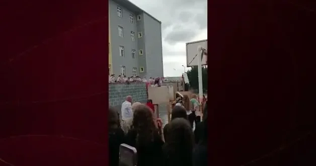 Liseliler gemileri karadan yürüttü! Bahçede İstanbul un Fethi canlandırması