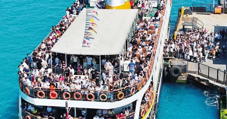 Yurtta bayram kalabalığı... İğne atsan yere düşmedi
