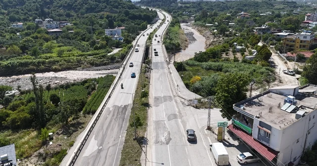 Yaşanan sel felaketinde yıkılarak 2 gence mezar olan Karaçay Köprüsü onarımı yapılarak trafiğe açıldı Hatay Haberleri