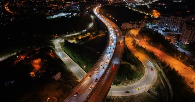 Tatilcilerin dönüşe geçmesiyle Anadolu Otoyolu nun Kocaeli kesiminde akıcı yoğunluk yaşanıyor Kocaeli Haberleri