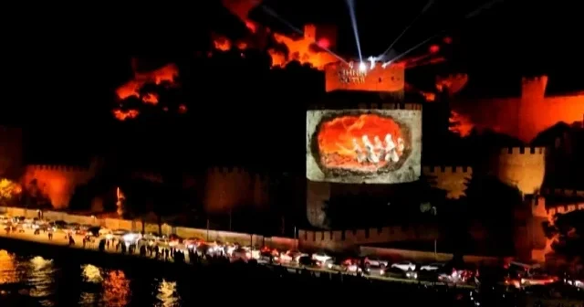 Rumeli Hisarı duvarlarında tarih canlandı: İletişim Başkanlığı ndan muhteşem fetih gösterisi VİDEO İZLE