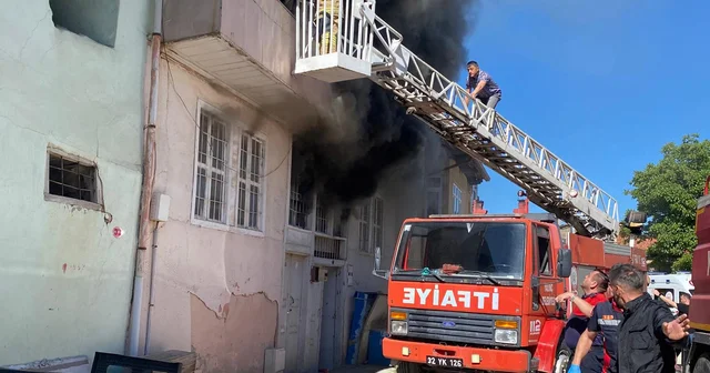 Evde çıkan yangından, pencereye uzatılan merdivenle kurtarıldılar Isparta Haberleri