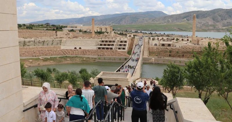 Tarihi Hasankeyf ilçesi bayramda ilgi odağı oldu