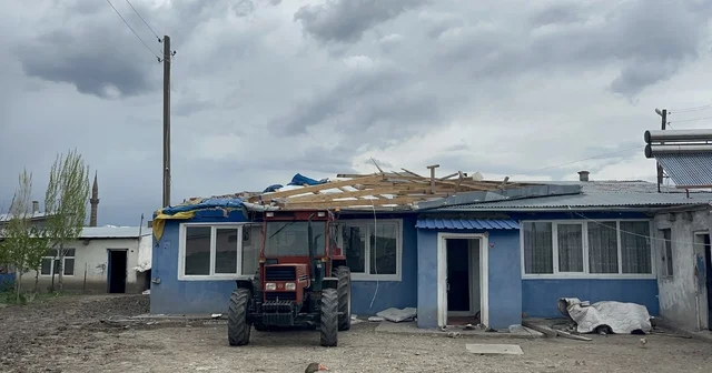 Kars ta fırtına hayatı olumsuz etkiledi: Çatılar uçtu, güneş panelleri savruldu Kars Haberleri