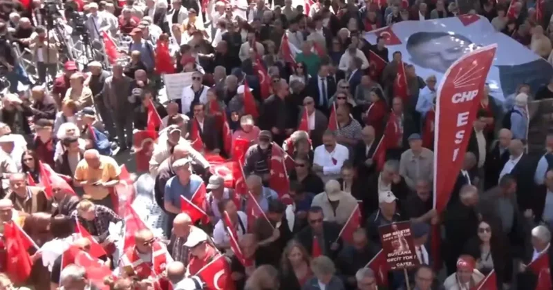 Özgür Özel in bayramlaşma programına yoğun ilgi! Dikkat çeken slogan: Özgür gelecek, özgür Türkiye